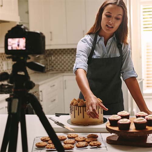 frau backt cookies und kuchen