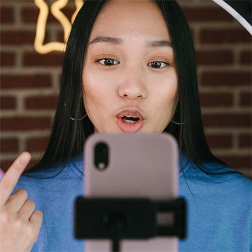 influencer mit iphone